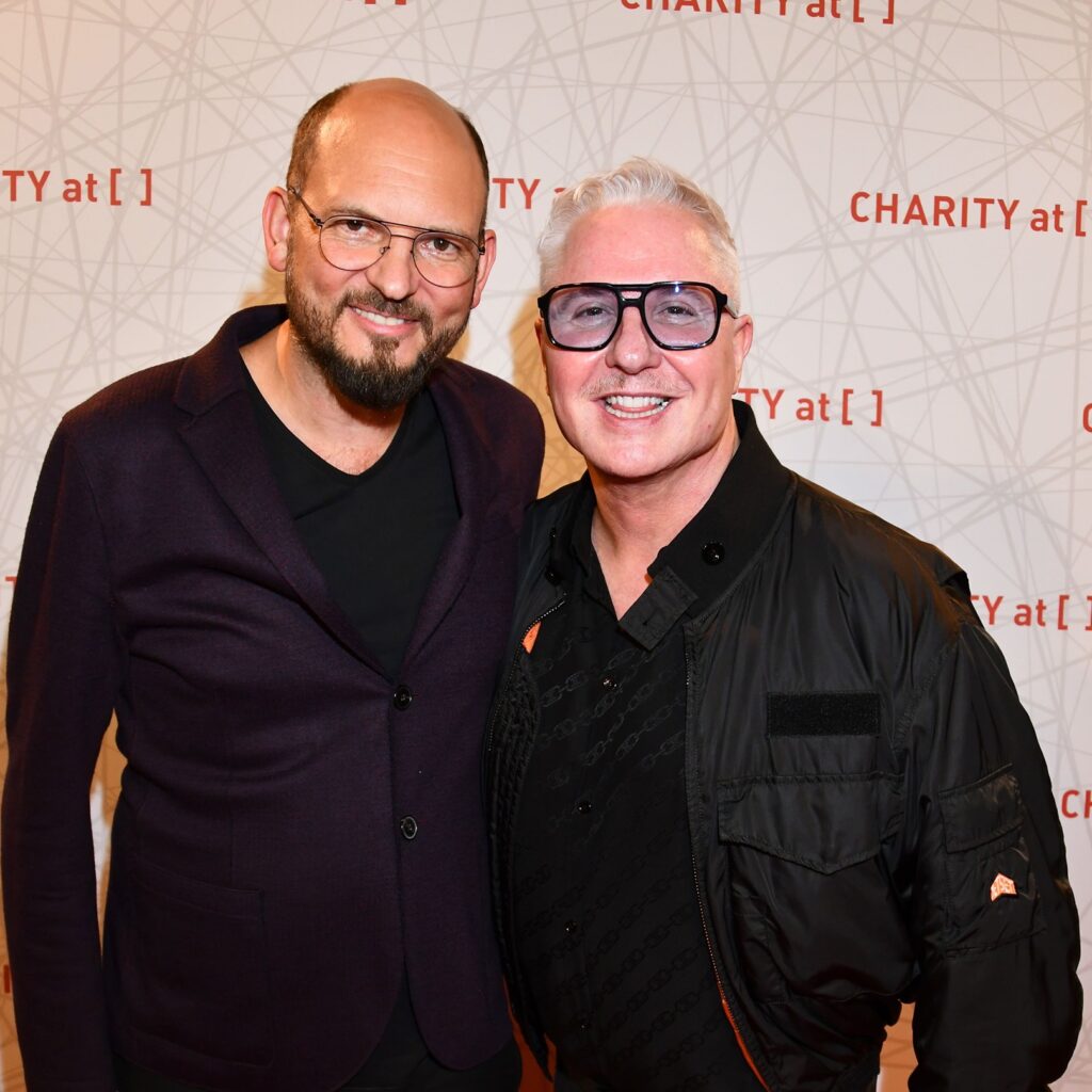 Cookies Heinz Gindullis und Thomas Steinle vor einer Fotowand mit Charity at Logos